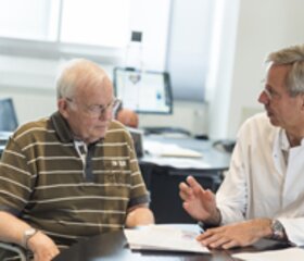 Prof. Dr. med. Jan Kähler im Patientengespräch