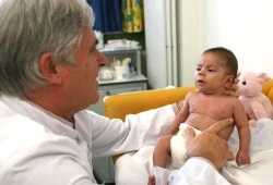 Dr. med. Muchow und ein Frühchen