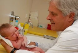 Dr. Muchow und ein Neugeborenes