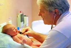 Untersuchung eines Neugeborenen